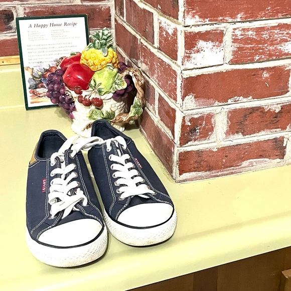 EUC. Levi’s denim look sneakers. Men’s size 8.5. - Picture 6 of 8